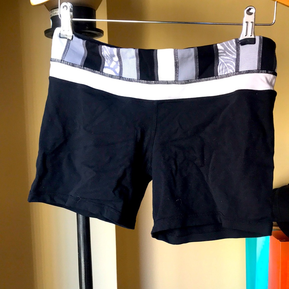Lululemon yoga shorts size 8. Used but in good condition